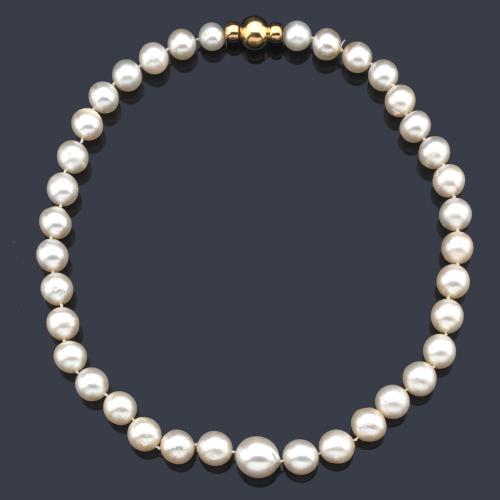  Collar de perlas australianas en disminución de aprox. 10 - 15,70 mm con cierre en oro amarillo de 18K.