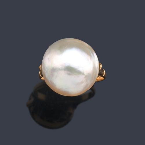  Anillo en oro rosa de 18K con perla Mabe de 15 mm.