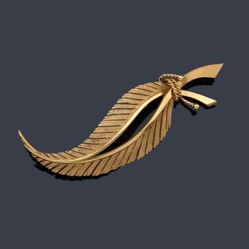  Broche en forma de hoja en oro amarillo de 18 K. Años 70.