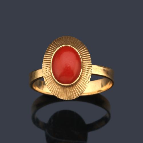  Anillo en oro amarillo de 18 K con centro de coral cabujón.