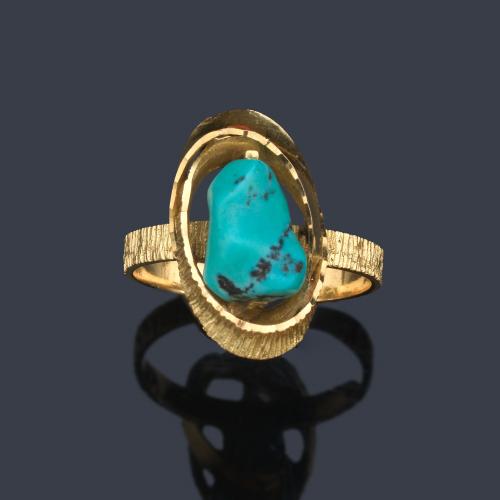  Anillo en oro amarillo de 18 K con centro de turquesa barroca.