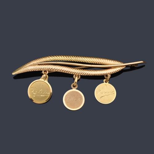  Broche en forma de hoja con tres placas colgando en oro amarillo de 18 K.