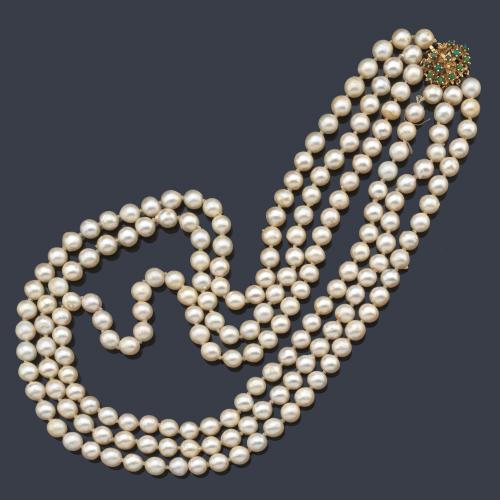  Collar con tres hilos de perlas cultivadas de aprox. 8,15 mm y broche en oro amarillo de 18 K con motivos de flores con pequeñas turquesas.