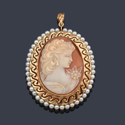  Colgante camafeo en oro amarillo de 18K.