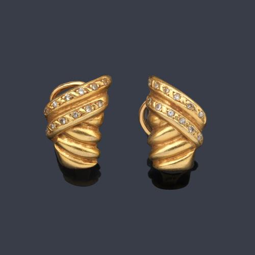  Pendientes cortos en oro amarillo de 18 K con diseño gallonado y dos bandas que cruzan cuajadas de diamantes.