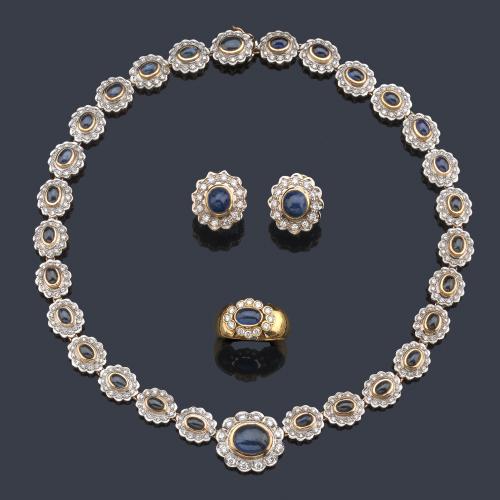  Aderezo compuesto por collar, pendientes cortos y anillo con zafiros talla cabujón de aprox. 23,00 ct en total, brillantes de aprox. 10,60 ct en total.