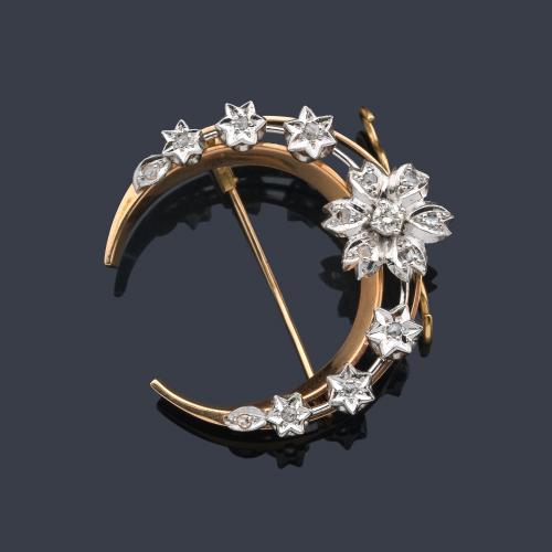  Broche en forma de media luna con brillantes en oro de 18 K y platino.