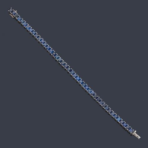  Pulsera rivière con zafiros calibrados de aprox. 15 ct en total.