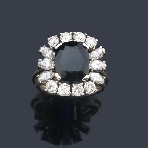  Anillo con zafiro talla oval de aprox. 7,00 ct con orla de diamantes talla brillante y marquís de aprox. 1,40 ct en total.