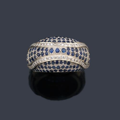  Anillo con motivo central en pavé de zafiros con dos bandas de brillantes.