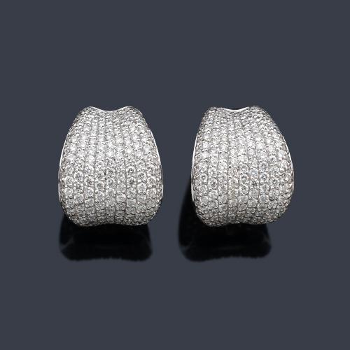  Pendientes cortos tipo criolla con pavé de brillantes de aprox. 4,00 ct.