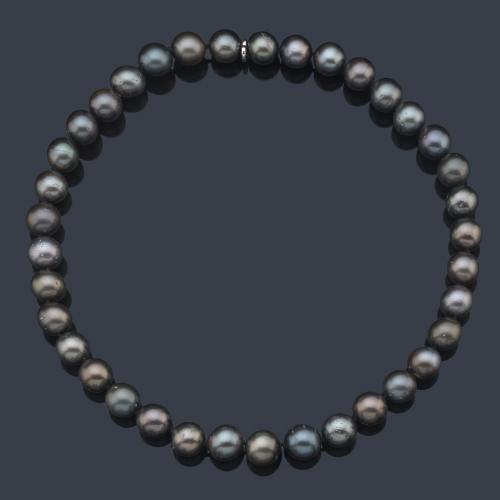  Collar de perlas Tahití de aprox. 10,65-12,20 mm cada una dispuestas en disminución.