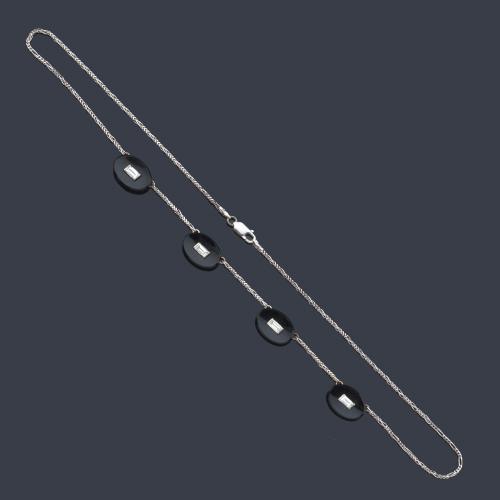  Cadena con cuatro motivos ovalados realizados en ónix y un diamante talla baguette central.