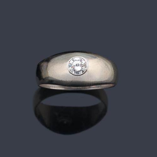  Anillo en oro blanco de 18 K con diamante de aprox. 0,33 ct engastado a la rusa.