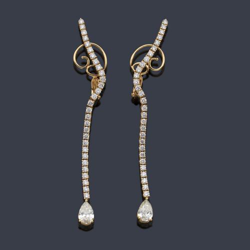  Pendientes largos con perfil ondulado con banda de brillantes de aprox. 2,20 ct en total rematado con diamante talla perilla de aprox. 1,00 ct cada uno.