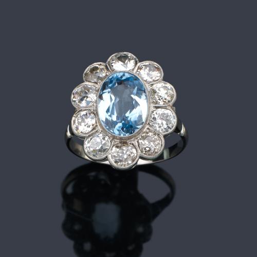  Anillo años '20 con espinela azul talla oval con orla de diamantes talla antigua de aprox. 2,45 ct en total.