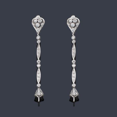  Montura de pendientes largos en oro blanco de 18 K con brillantes de aprox. 1,50 ct.