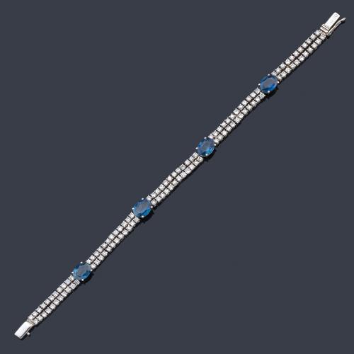  Pulsera doble rivière con brillantes de aprox. 6,00 ct en total con cuatro zafiros talla oval.