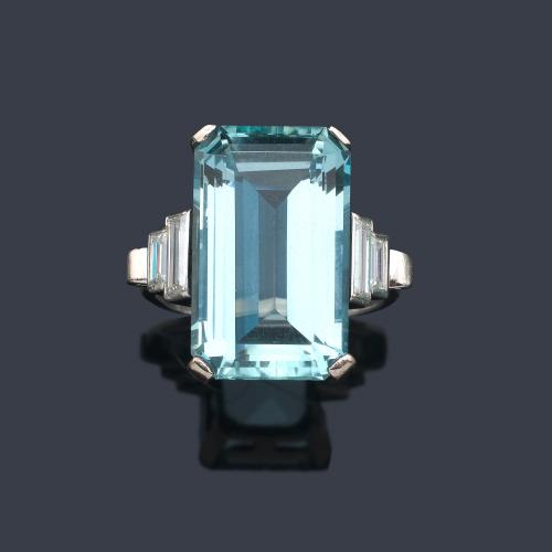  Anillo con aguamarina central de aprox. 14,00 ct con banda de diamantes talla baguette en ambos lados.