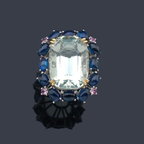  Anillo con gran aguamarina central de aprox. 26,75 ct con orla de zafiros talla cabujón de aprox. 10,00 ct en total y cuatro zafiros rosas.