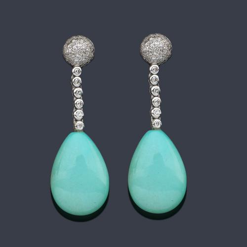  Pendientes largos con brillantes de un peso total aprox. 1,00 ct y chupones de turquesas.