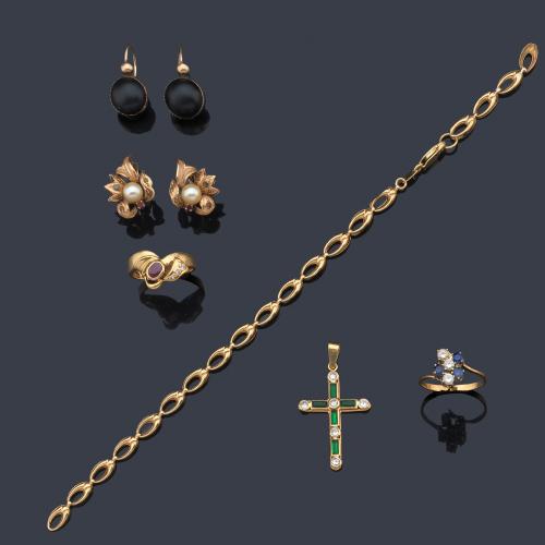  Lote compuesto por cruz, dos anillos con gemas de color, dos pendientes (uno con azabache y otro con perlitas) y pulsera rota.