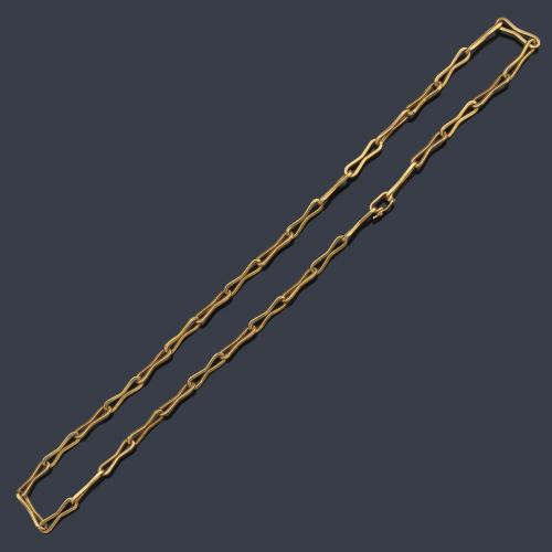  Cadena con eslabones alargados en montura de oro amarillo de 18K.