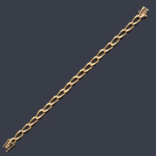  Pulsera con eslabones ovalados montada en oro amarillo de 18 K.