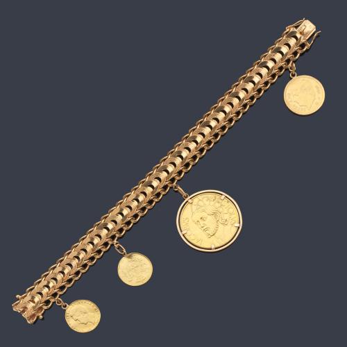  Pulsera en oro rosa de 18 K con diseño de medias lunas y cuatro monedas colgadas en oro amarillo de 22 K.