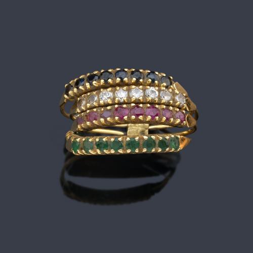  Cuatro anillos de diamantes, rubíes, zafiros y esmeraldas unidos por un pasador con diseño de medias alianzas en oro amarillo de 18 K.