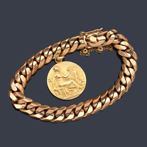  Pulsera con eslabones barbados en oro rosa de 18 K, con moneda conmemorativa de Alfonso XIII y Victoria Eugenia en oro de 22 K.