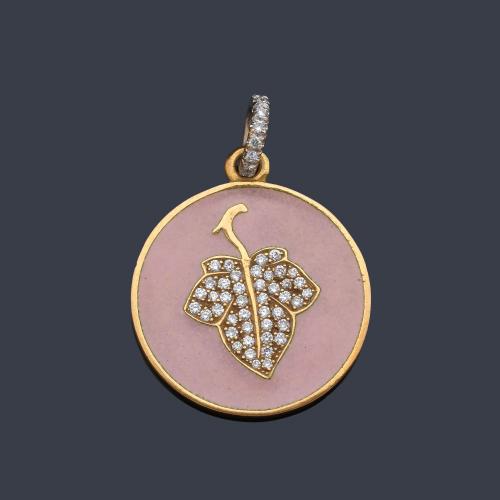  Colgante circular en esmalte rosa con cetro de hoja de parra cuajada de brillantes.