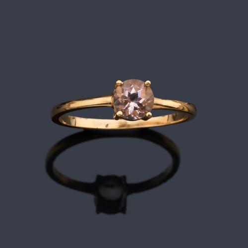  Anillo con morganita talla redonda de aprox. 0,50 ct en montura de oro amarillo de 18K.
