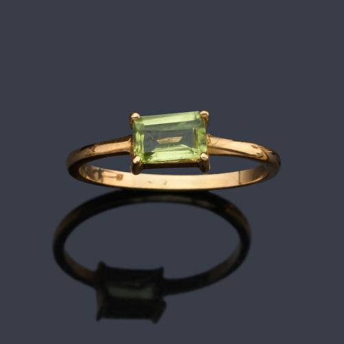 Anillo con peridoto talla rectangular de aprox. 0,35 ct en montura de oro amarillo de 18K.