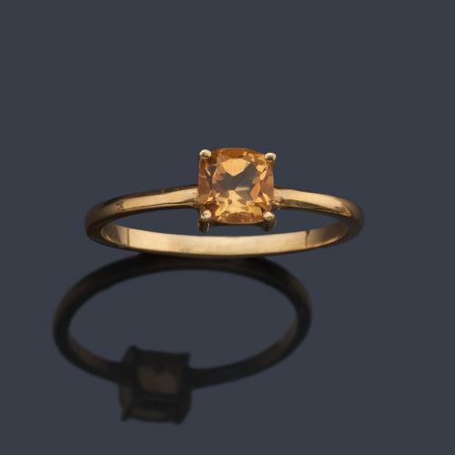  Anillo con cuarzo citrino de aprox. 0,50 ct en montura de oro amarillo de 18K.