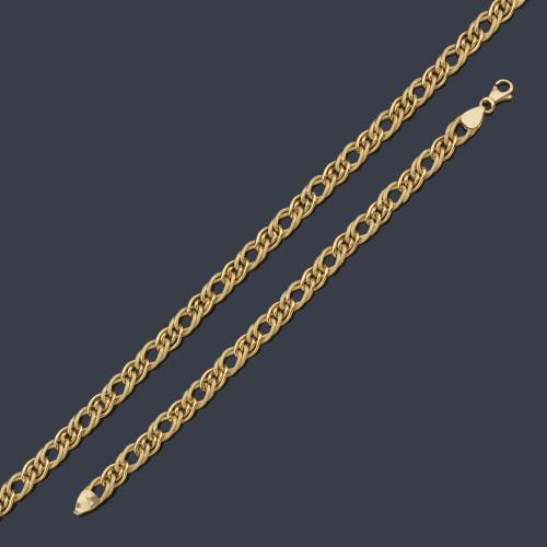  Conjunto de collar y pulsera con eslabones mateados y brillo entrelazados en oro amarillo de 18 K.