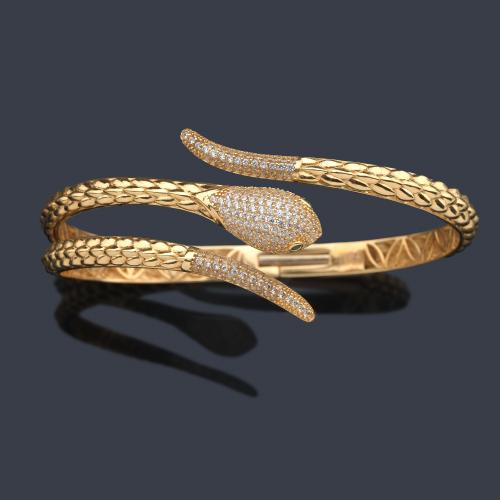  Pulsera con diseño de serpiente con pavé de brillantes y ojos de esmeraldas.