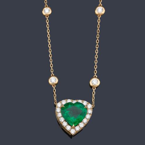  Collar con colgante central con esmeralda talla corazón de aprox. 3,79 ct y orla de brillantes de aprox. 0,74 ct en total.
