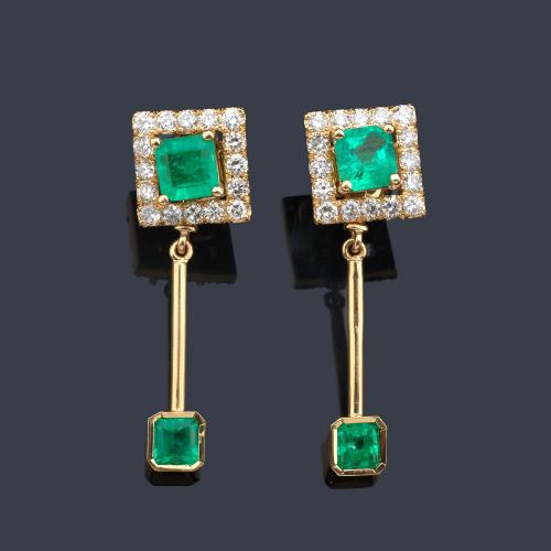  Pendientes largos con esmeraldas de 3,32 ct y orla de brillantes de 1,46 ct en total.