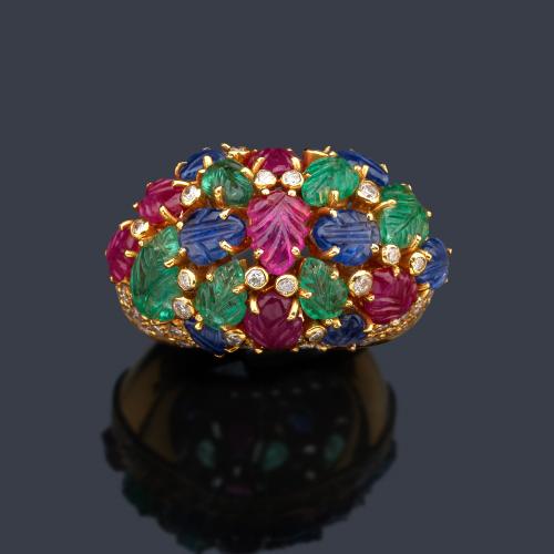  Anillo bombé con esmeraldas, rubíes y zafiros tallados en forma vegetal de aprox. 9,71 ct en total y brillantes de aprox. 2,19 ct en total.