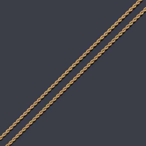  Cadena larga con diseño de cordón realizado en oro amarillo de 18K.