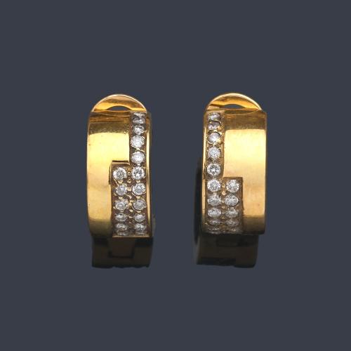  Pendientes tipo criollas en oro amarillo de 18 K con dos bandas de brillantes.