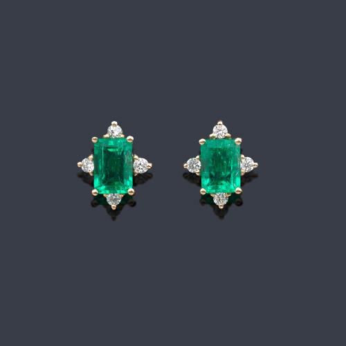  Pendientes cortos con pareja de esmeraldas de aprox. 1,20 ct en total con cuatro brillantitos.