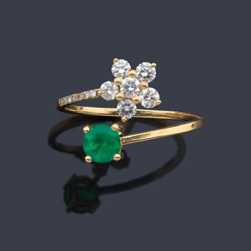  Anillo con esmeralda talla redonda de aprox. 0,50 ct con detalle en forma de flor con brillantes.