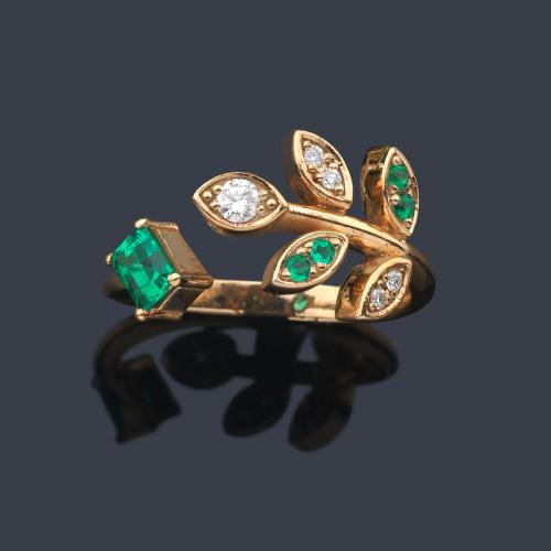  Anillo con esmeralda de aprox. 0,50 ct y diseño en forma de rama con brillantes y esmeraldas talla redonda.