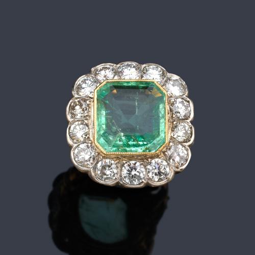  Anillo con esmeralda talla octogonal de aprox. 5,68 ct y orla de brillantes de aprox. 3,08 ct en total.