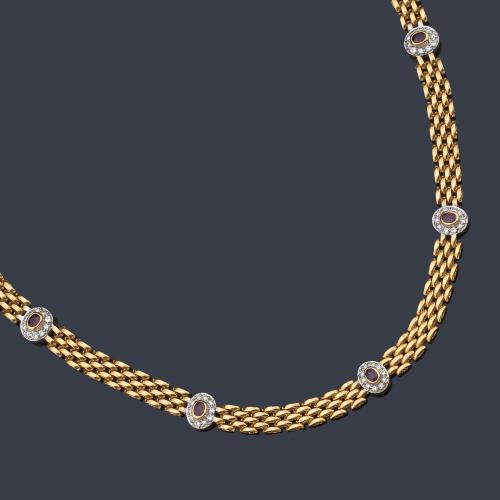  Collar en oro amarillo de 18K con cinco centros de rubíes orlados de brillantes.