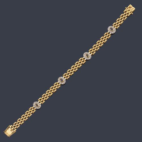  Pulsera en oro amarillo de 18K con cuatro centros de rubíes orlados de brillantes.