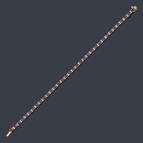  Pulsera rivière con rubíes y diamantes de aprox. 1,78 ct en total.