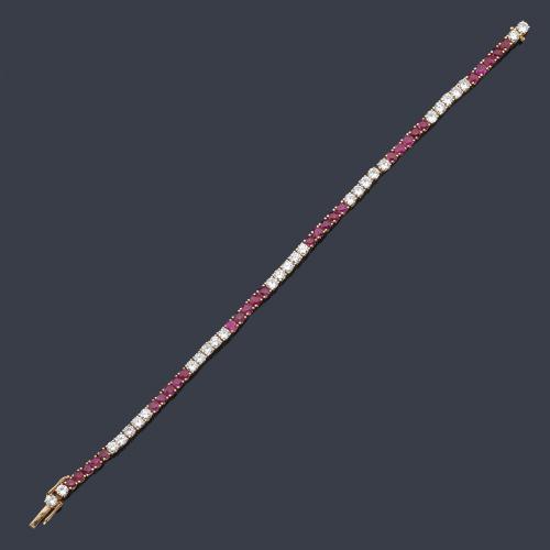  Pulsera rivière con brillantes de aprox. 2,90 ct y rubíes talla redonda de aprox. 3,00 ct en total.